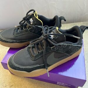 Nike Air Zoom Black and Gold Skate Shoes